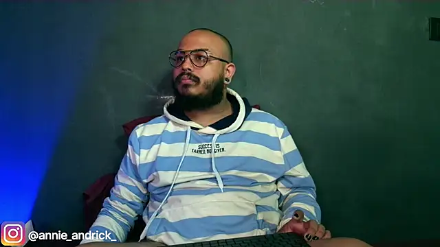  leda swan  online show from 17, 11, 2025