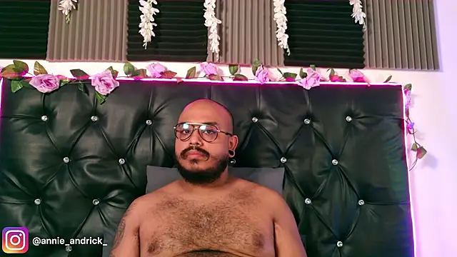  leda swan  online show from 8, 3, 2026