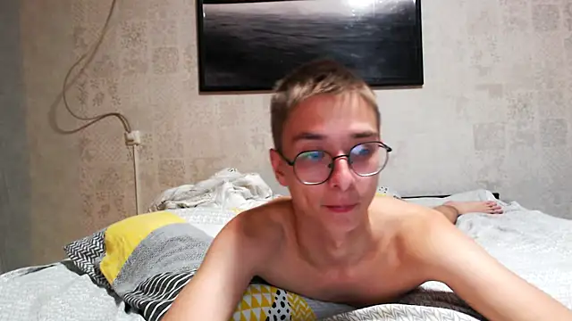 glasses cat online show from 5, 5, 2026