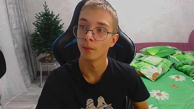 glasses cat online show from 5, 12, 2025