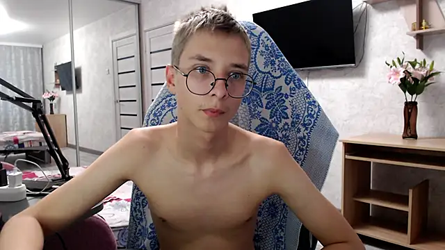glasses cat online show from 10, 5, 2026