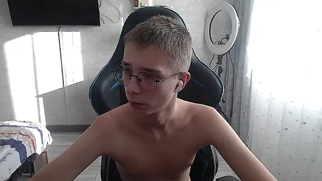 glasses cat online show from 1, 2, 2026