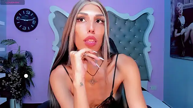 Snapshot of Honey_Moontsts chatting on 4, 5, 2026 Honey Moontsts online show from 4, 5, 2026