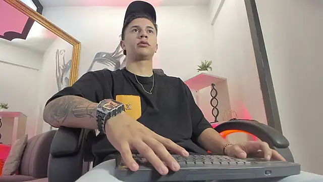 liaamsmiith  online show from 13, 2, 2026