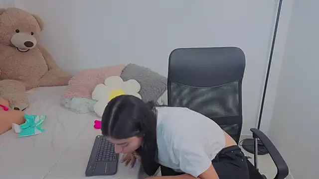 Snapshot of valerihouse chatting on 28, 10, 2025 valerihouse online show from 28, 10, 2025