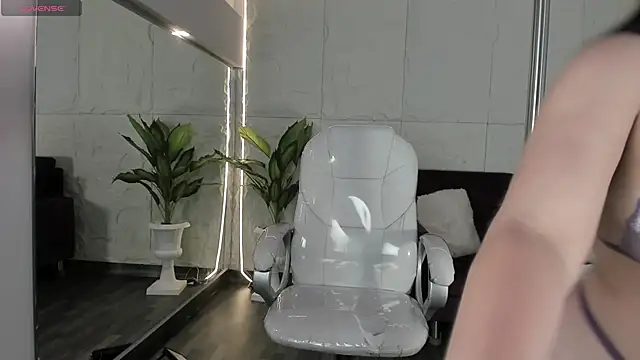 Snapshot of AariaLove chatting on 26, 11, 2025 AariaLove online show from 26, 11, 2025