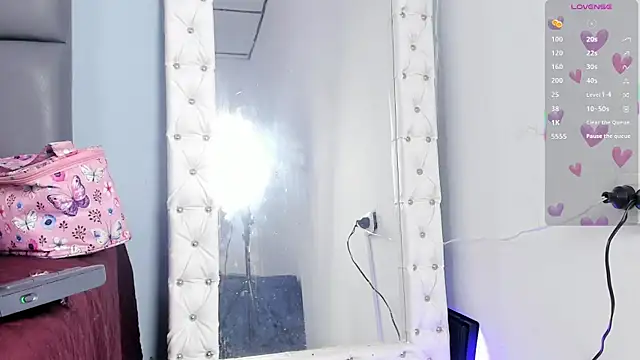 Niicolle Evanss online show from 23, 10, 2025