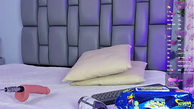 Niicolle Evanss online show from 8, 10, 2025