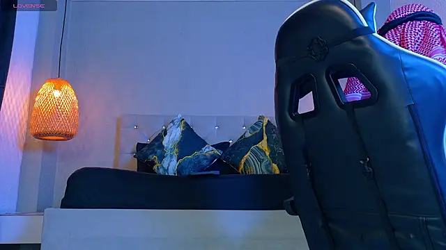 Thaiel Fosteer online show from 15, 4, 2026