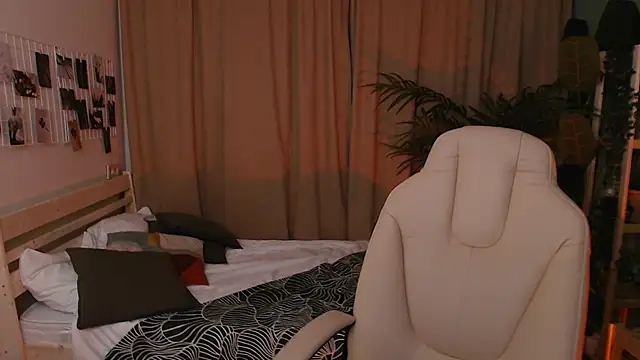 Snapshot of Halle_Berrry chatting on 26, 11, 2025 Halle Berrry online show from 26, 11, 2025