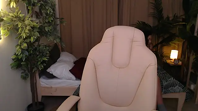 Snapshot of Halle_Berrry chatting on 12, 11, 2025 Halle Berrry online show from 12, 11, 2025