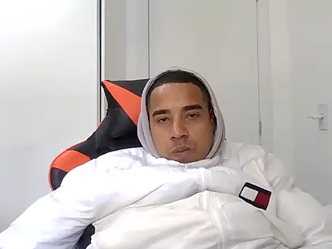 JUNINHOLEKE online show from 22, 9, 2025