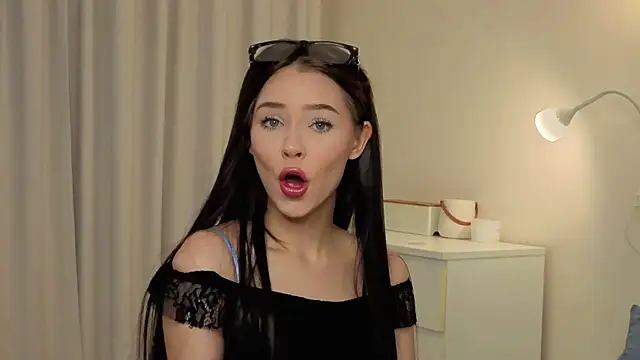 Snapshot of slyshypie chatting on 10, 10, 2025 slyshypie online show from 10, 10, 2025