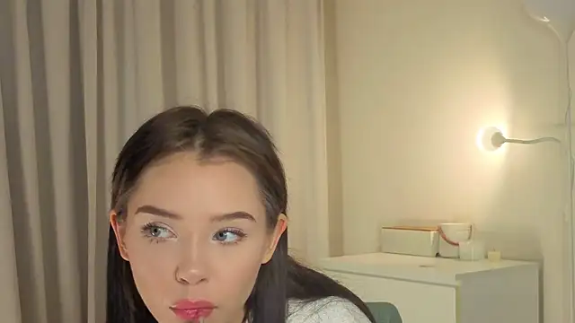 Snapshot of slyshypie chatting on 5, 11, 2025 slyshypie online show from 5, 11, 2025