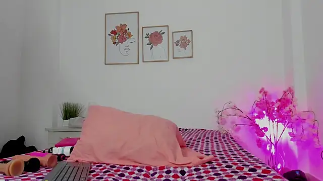 Snapshot of hellzel_moon chatting on 7, 10, 2025 hellzel moon online show from 7, 10, 2025