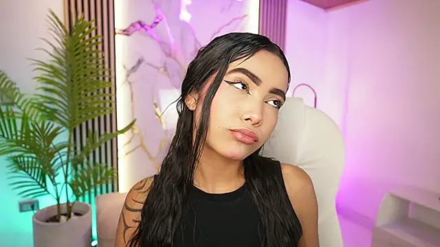 Snapshot of GiaNovak chatting on 19, 11, 2025 GiaNovak online show from 19, 11, 2025