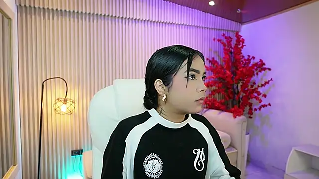 Snapshot of GiaNovak chatting on 7, 10, 2025 GiaNovak online show from 7, 10, 2025