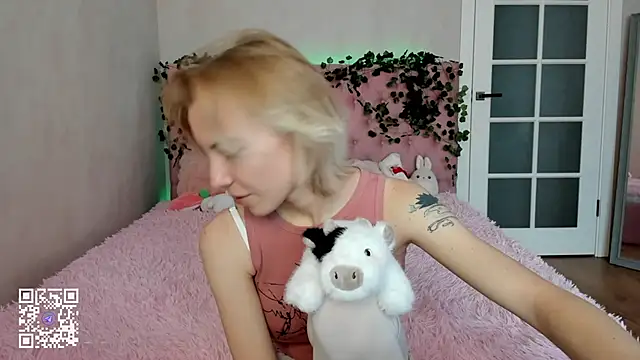 Pink Lila18 online show from 25, 11, 2025