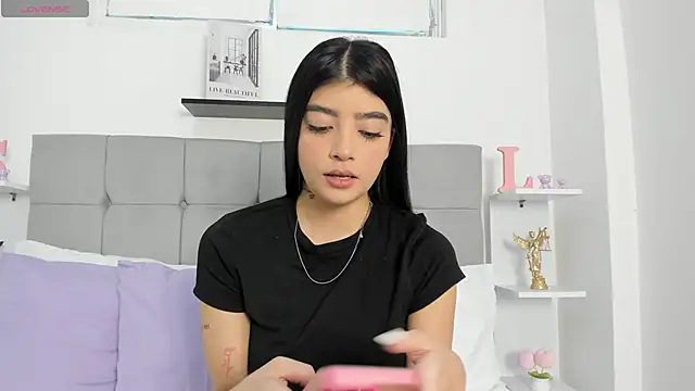 Sarahlopezz online show from 4, 6, 2026