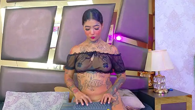 Snapshot of EmilieLake chatting on 25, 11, 2025 EmilieLake online show from 25, 11, 2025