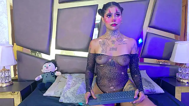 Snapshot of EmilieLake chatting on 29, 10, 2025 EmilieLake online show from 29, 10, 2025