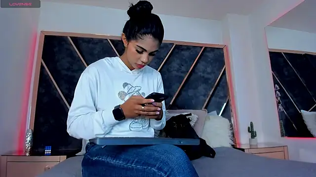 Snapshot of SusanaHenao chatting on 24, 11, 2025 SusanaHenao online show from 24, 11, 2025