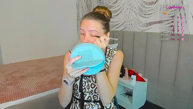 Snapshot of KiaraCaley chatting on 14, 11, 2025 KiaraCaley online show from 14, 11, 2025