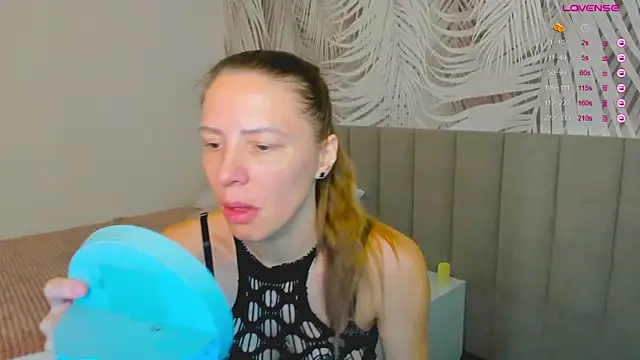 Snapshot of KiaraCaley chatting on 25, 11, 2025 KiaraCaley online show from 25, 11, 2025