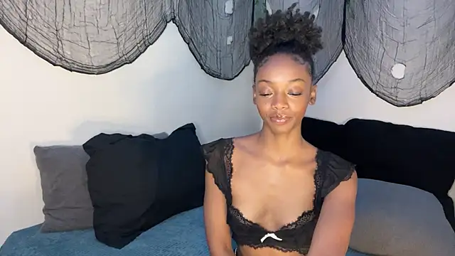 Snapshot of Trixie_luv1 chatting on 11, 10, 2025 Trixie luv1 online show from 11, 10, 2025