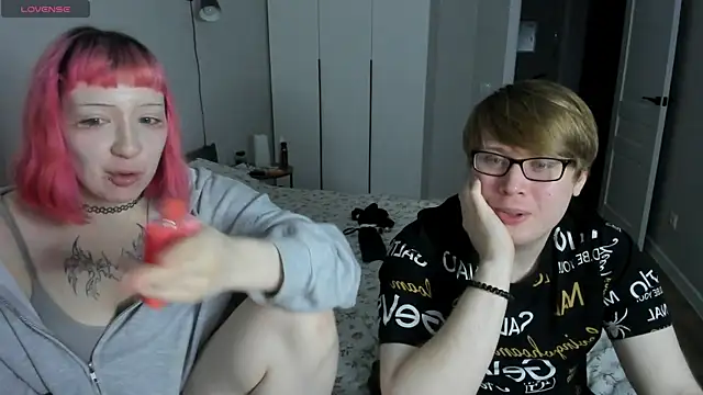 Snapshot of Couple_Molly chatting on 13, 10, 2025 Couple Molly online show from 13, 10, 2025