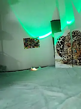 Snapshot of luna_love_xoxo chatting on 8, 11, 2025 luna love xoxo online show from 8, 11, 2025