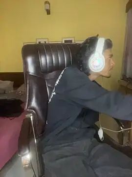 Snapshot of thecatfish chatting on 25, 11, 2025 thecatfish online show from 25, 11, 2025