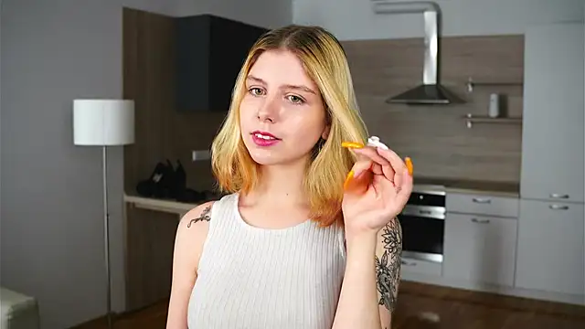 HermelindaKopczyk online show from 7, 10, 2025