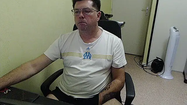 Snapshot of blueandwhite1 chatting on 14, 10, 2025 blueandwhite1 online show from 14, 10, 2025