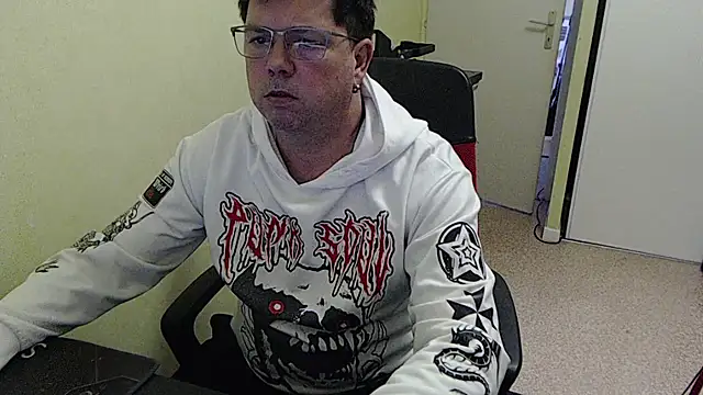 Snapshot of blueandwhite1 chatting on 18, 11, 2025 blueandwhite1 online show from 18, 11, 2025