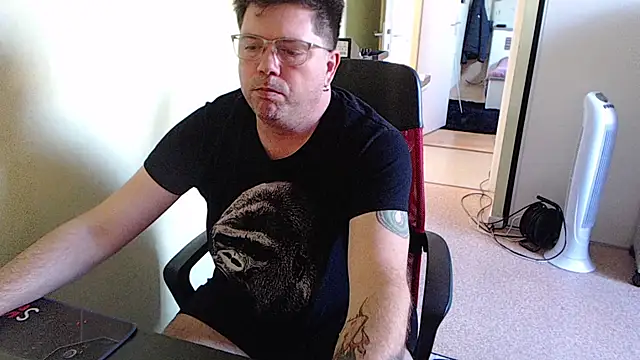 Snapshot of blueandwhite1 chatting on 16, 10, 2025 blueandwhite1 online show from 16, 10, 2025