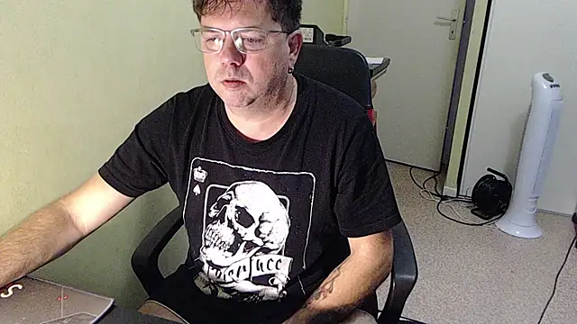 Snapshot of blueandwhite1 chatting on 11, 11, 2025 blueandwhite1 online show from 11, 11, 2025