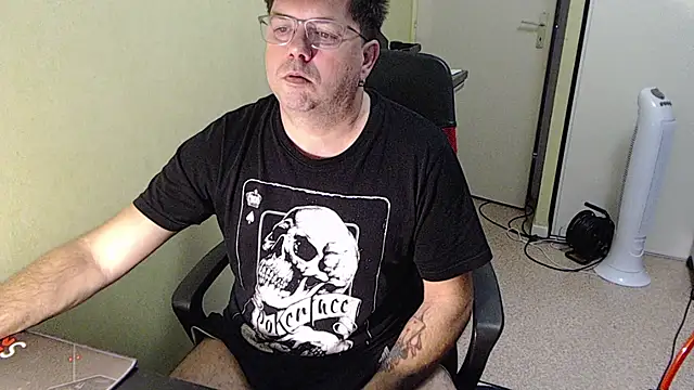 Snapshot of blueandwhite1 chatting on 12, 11, 2025 blueandwhite1 online show from 12, 11, 2025