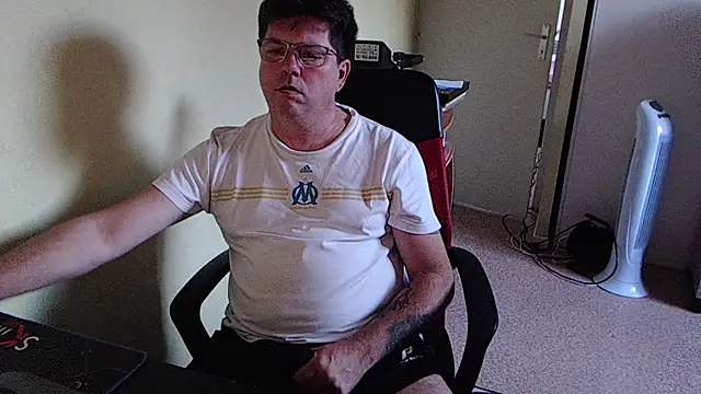 Snapshot of blueandwhite1 chatting on 13, 10, 2025 blueandwhite1 online show from 13, 10, 2025