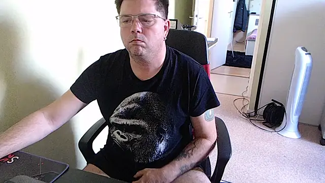 Snapshot of blueandwhite1 chatting on 15, 10, 2025 blueandwhite1 online show from 15, 10, 2025