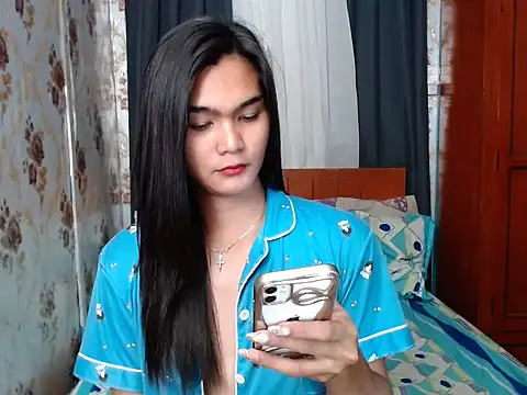 lady in moon online show from 9, 10, 2025