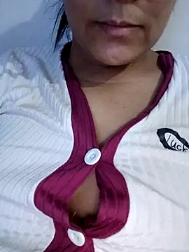Snapshot of rozar69x chatting on 7, 10, 2025 rozar69x online show from 7, 10, 2025