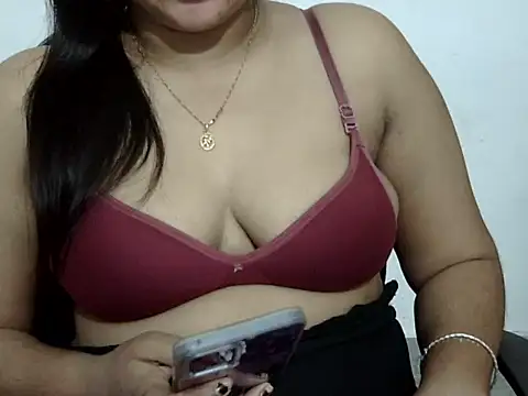 Snapshot of Mon-Luv chatting on 4, 12, 2025 Mon-Luv online show from 4, 12, 2025