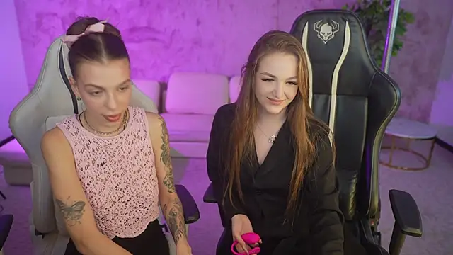 Snapshot of Ella_054 chatting on 28, 10, 2025 Ella 054 online show from 28, 10, 2025