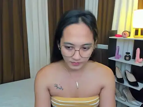 Snapshot of URHottestAngel chatting on 20, 10, 2025 URHottestAngel online show from 20, 10, 2025