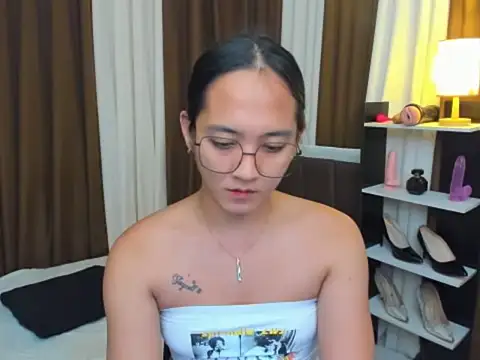 Snapshot of URHottestAngel chatting on 10, 10, 2025 URHottestAngel online show from 10, 10, 2025