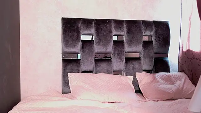 Luna sophya online show from 2, 12, 2025