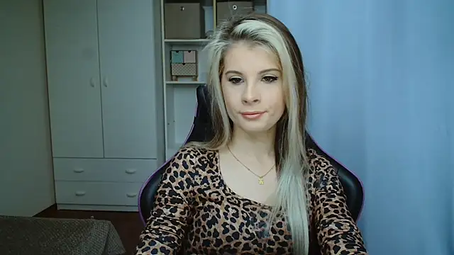 Snapshot of KristineGlow chatting on 19, 5, 2026 KristineGlow online show from 19, 5, 2026