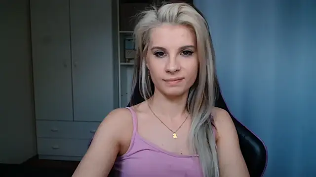 Snapshot of KristineGlow chatting on 4, 6, 2026 KristineGlow online show from 4, 6, 2026