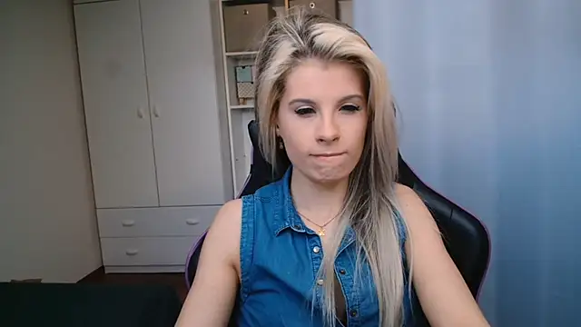 Snapshot of KristineGlow chatting on 6, 5, 2026 KristineGlow online show from 6, 5, 2026